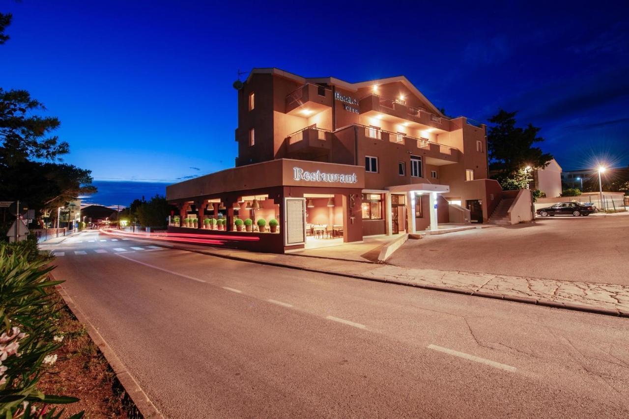 Hotel Terra Novalja Buitenkant foto