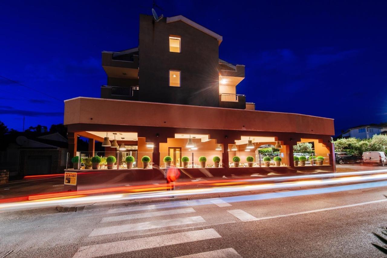 Hotel Terra Novalja Buitenkant foto