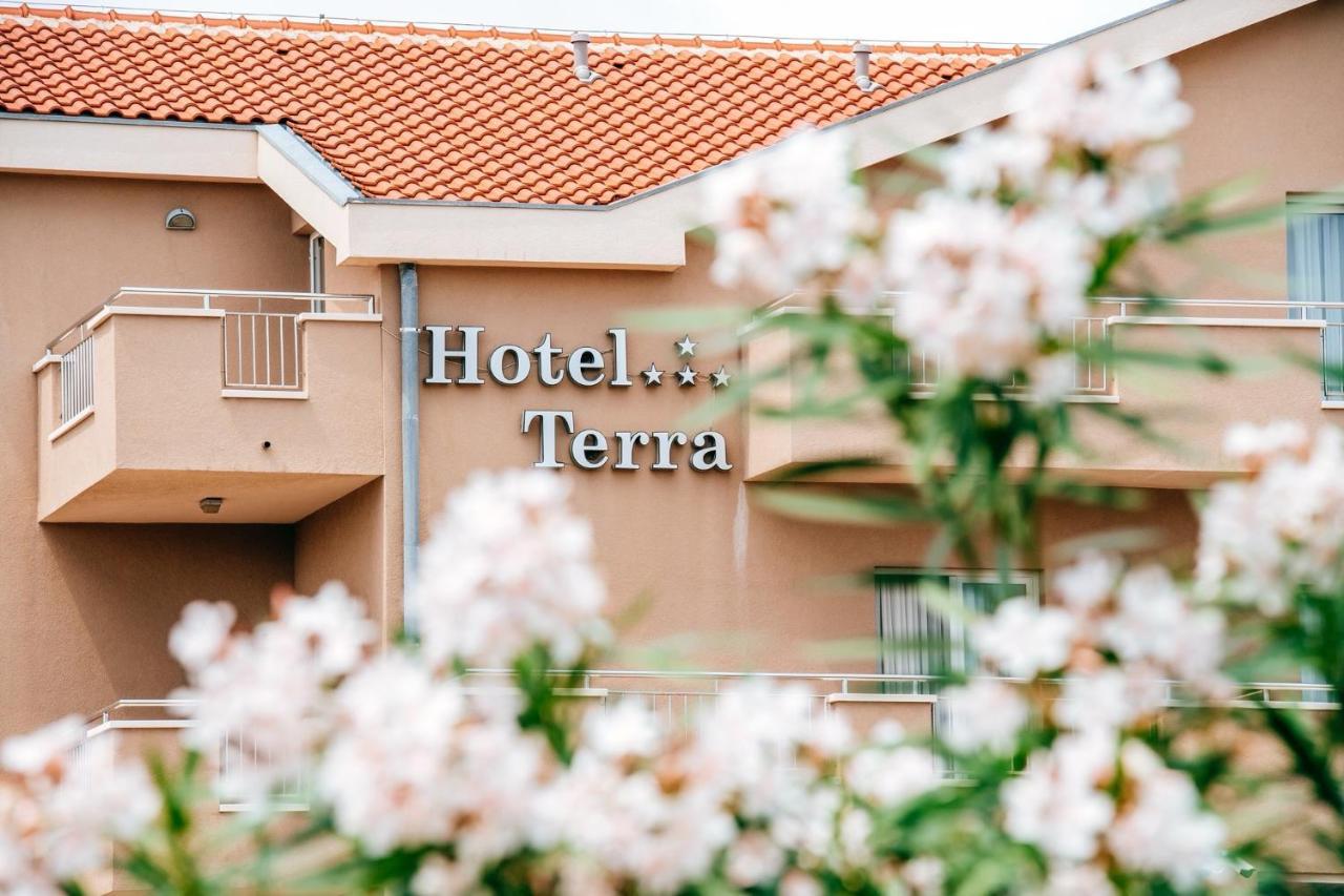 Hotel Terra Novalja Buitenkant foto